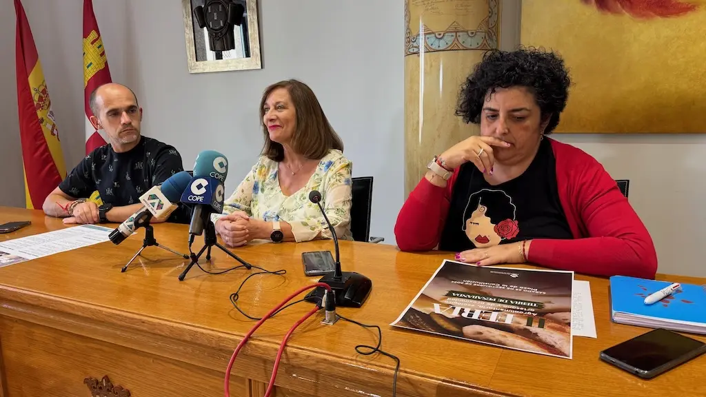 Pedro Pérez, Carmen Ávila y Patro Macías en la presentación de la programación de San Miguel.