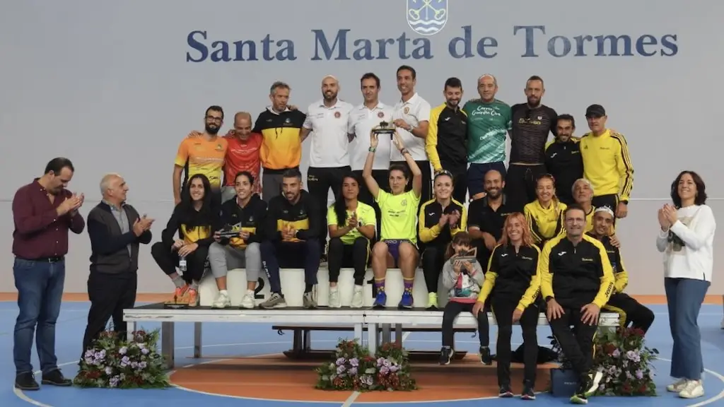 Podium por equipos de la Media maratón de la Diputación en la que el Atletismo de Macotera fue primero por equipos