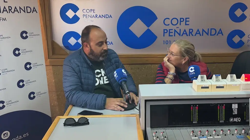 Raúl Blázquez y Paqui Díaz en la mesa de trabajo, la tertulia de COPE Peñaranda