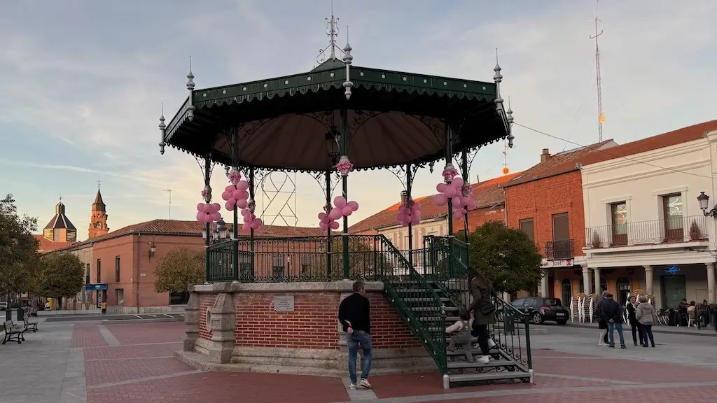 El templete de Peñaranda decorado de rosa con motivo del Día contra el Cáncer de mama