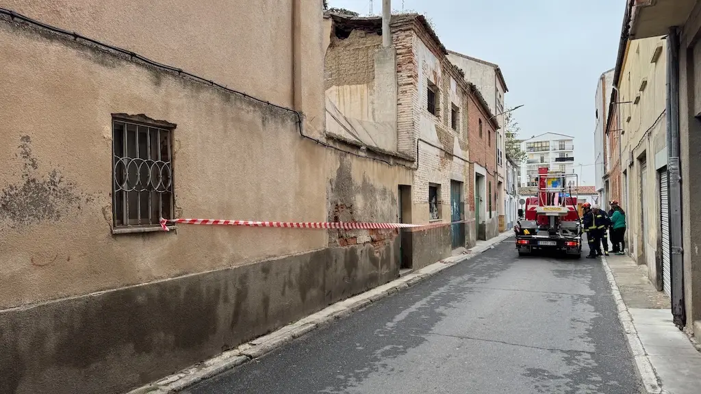 Los bomberos inspeccionan los edificios cercados en la calle Revolla de Peñaranda  