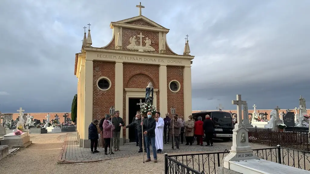 Procesión de Peñaranda en el cementerio municipal