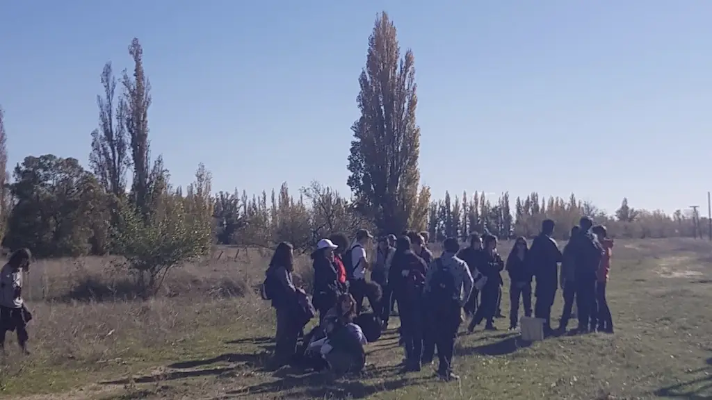 Los estudiantes de la Universidad de Salamanca participantes en la jornada ornitológica han visita la Laguna de los Labajares en Rágama