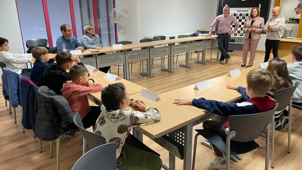 Fidel Gil, Carmen Ávila y Pedro Pérez durante la inauguración del curso de ajedrez en Peñaranda