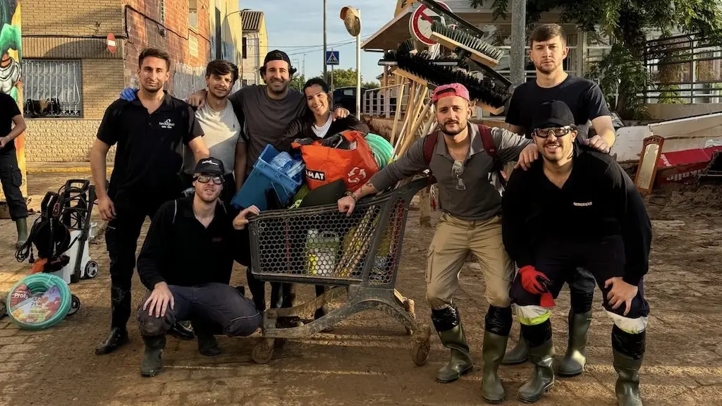 Grupo de jóvenes de Macotera durante su estancia en Valencia donde han ayudado en la limpieza de las calles afectadas por la dana