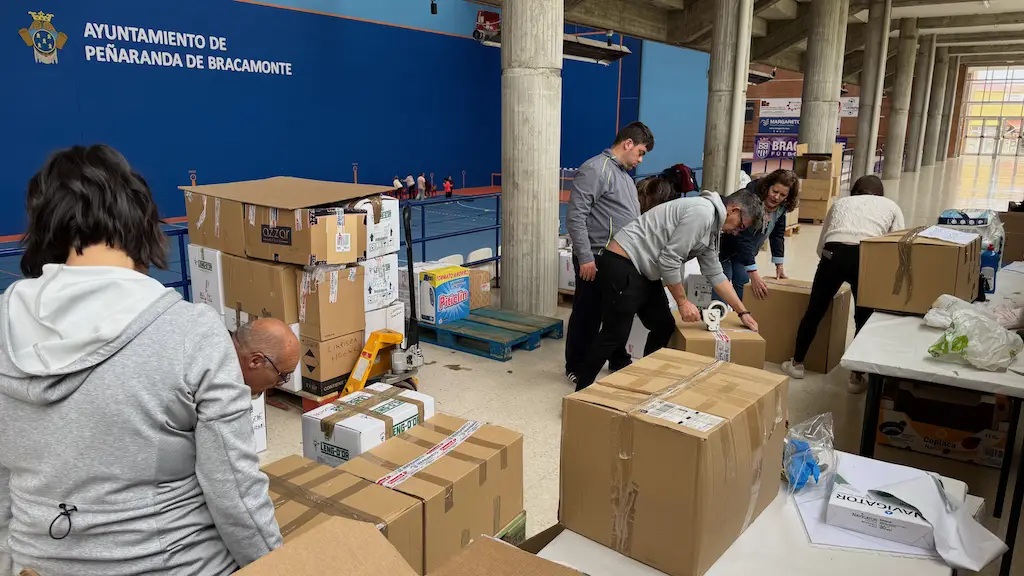 Voluntarios colocado en el pabellón de Peñaranda los alimentos y enseres donados por los peñarandinos dentro de la campaña por los damnificados por la dana