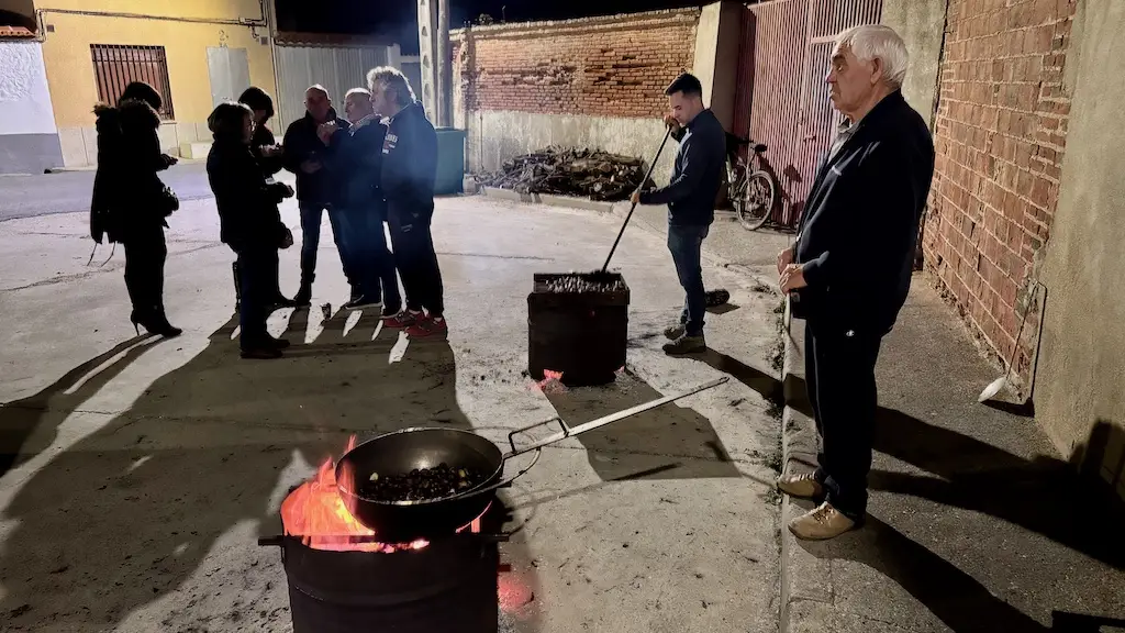 Cantaracillo acogió una castañada solidaria en la que asaron unos 50 kilos de castañas asadas