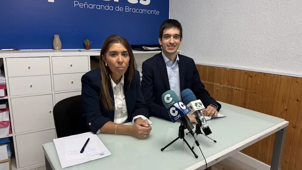 Los concejales del PP, Eva y Julio han presentado la iniciativa consistente en el reparto del texto de la Constitución