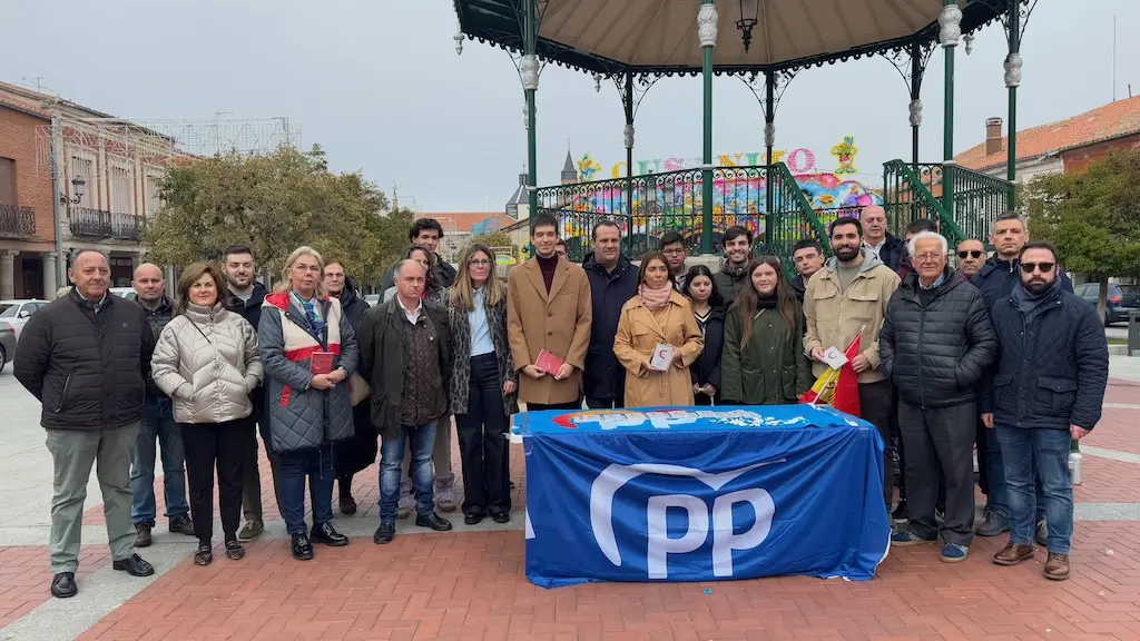 Acto del PP en Peñaranda en el que repartieron ejemplares de la Constitución