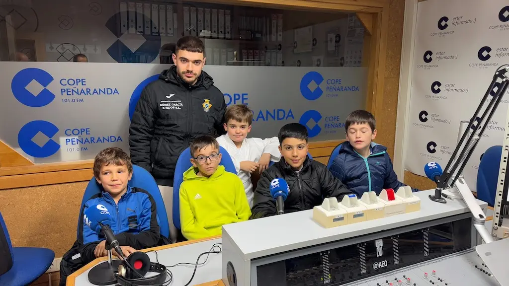 Equipo benjamín del CD Peñaranda en los estudios de COPE Peñaranda