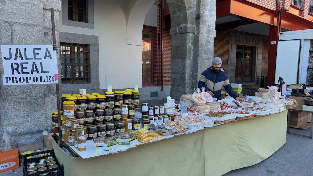 Los turroneros de las Sierra en el mercadillo semanal de Peñaranda