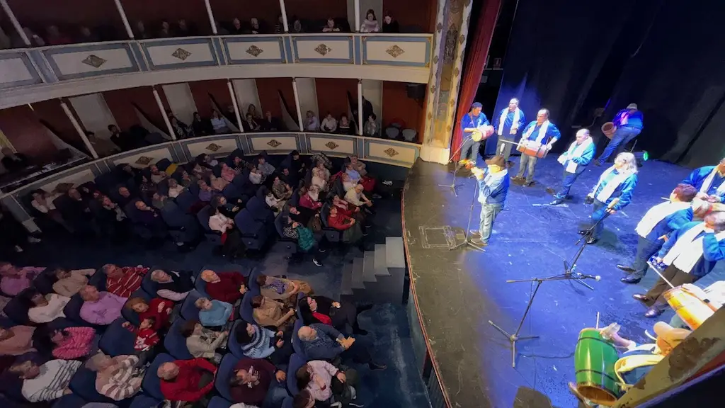 Actuación de la comparsa peñarandina en el teatro Calderón