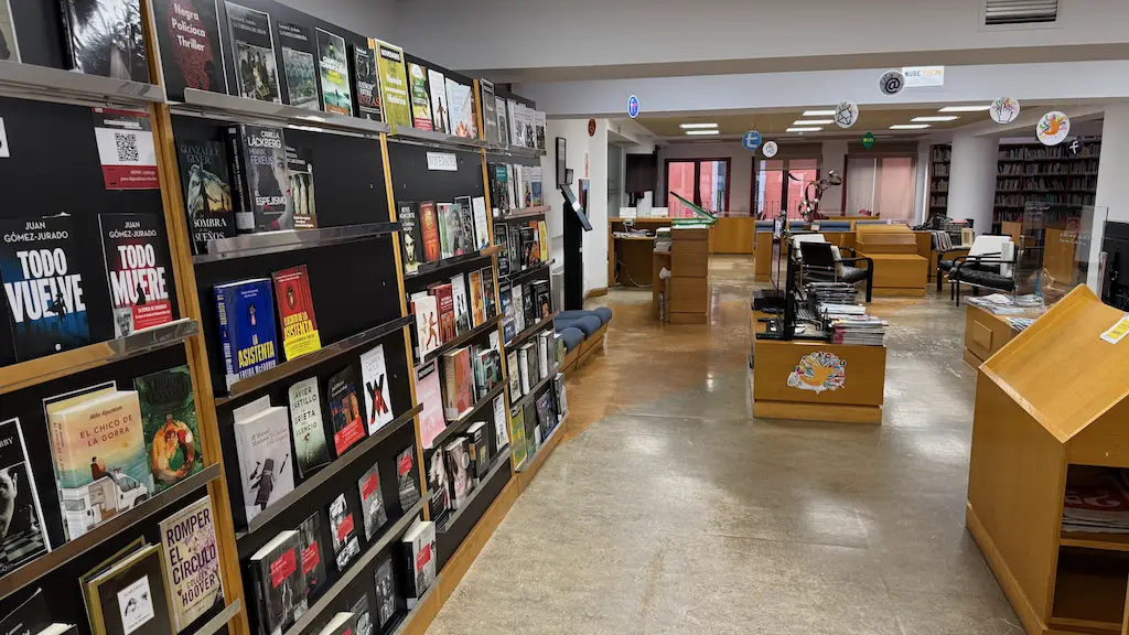 sala de adultos de la biblioteca