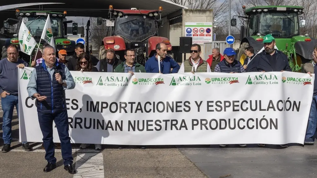 Un momento de la concentración frente a la planta de bioetanol de Babilafuente.