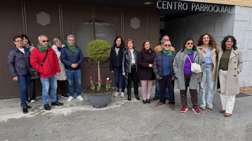 Plantación de tulipanes en Peñaranda con motivo del Día del Parkinson.