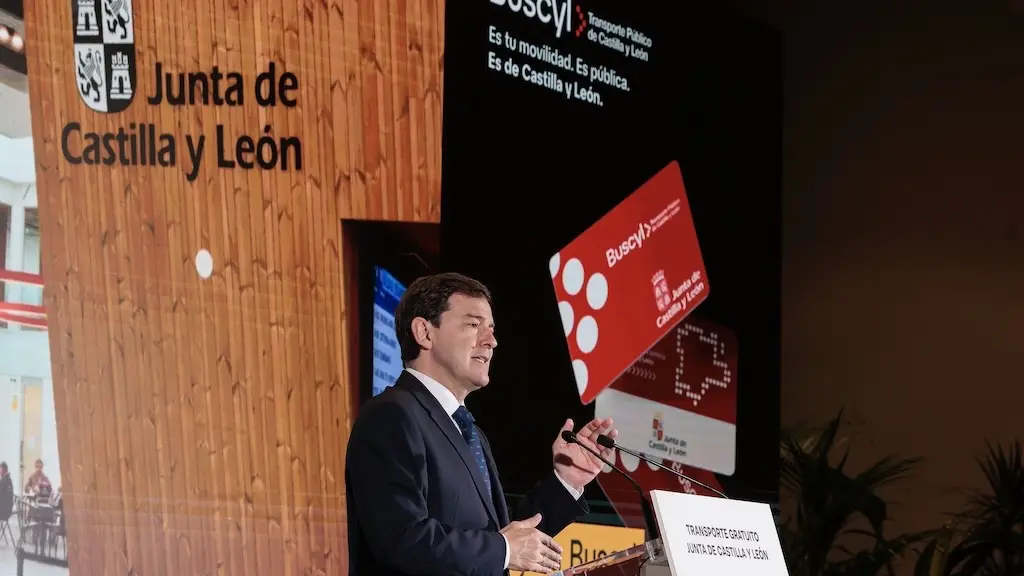 Alfonso Fernández Mañueco ha presentado la tarjeta BUSCyL
