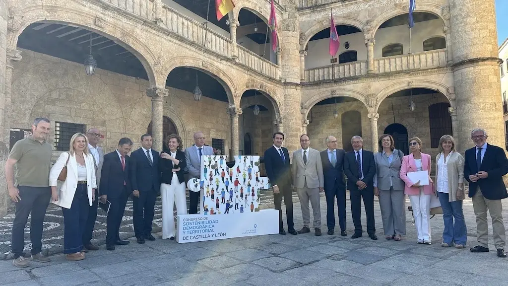 El consejero de Medio Ambiente, Vivienda y Ordenación del Territorio, Juan Carlos Suárez-Quiñones, ha inaugurado hoy en Ciudad Rodrigo, Salamanca, el II Congreso de Sostenibilidad Demográfica y Territorial