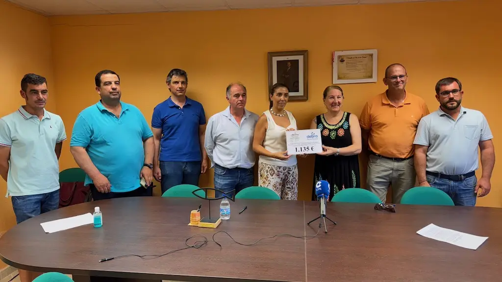 Un momento de la entrega del cheque