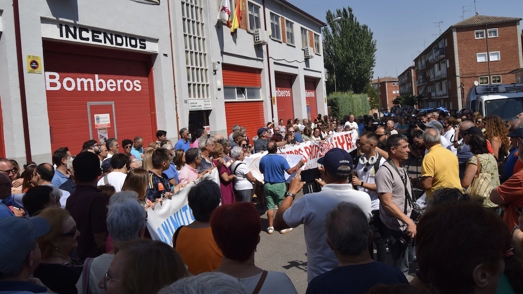 Concentración para pedir un parque de bomberos profesionales