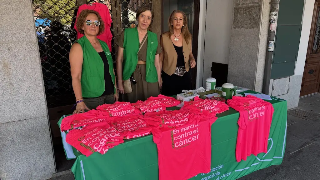 venta de camisetas para la marcha solidaria de la AECC