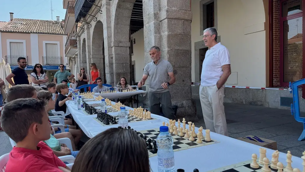 Partida simultánea de ajedrez