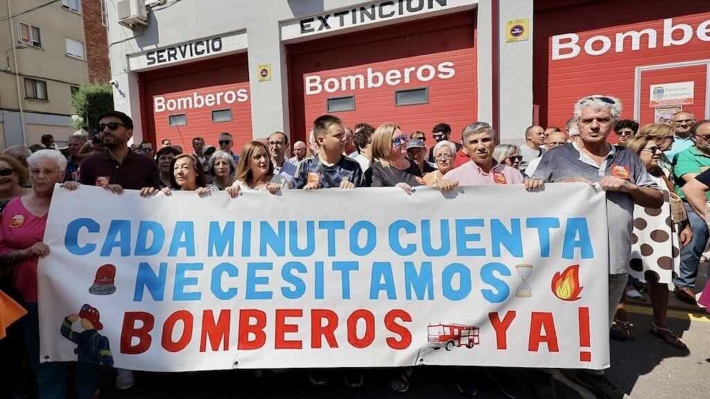El edil peñarandino ha comentado que «nosotros no nos conformamos con un parque de bomberos sostenidos únicamente con voluntarios»