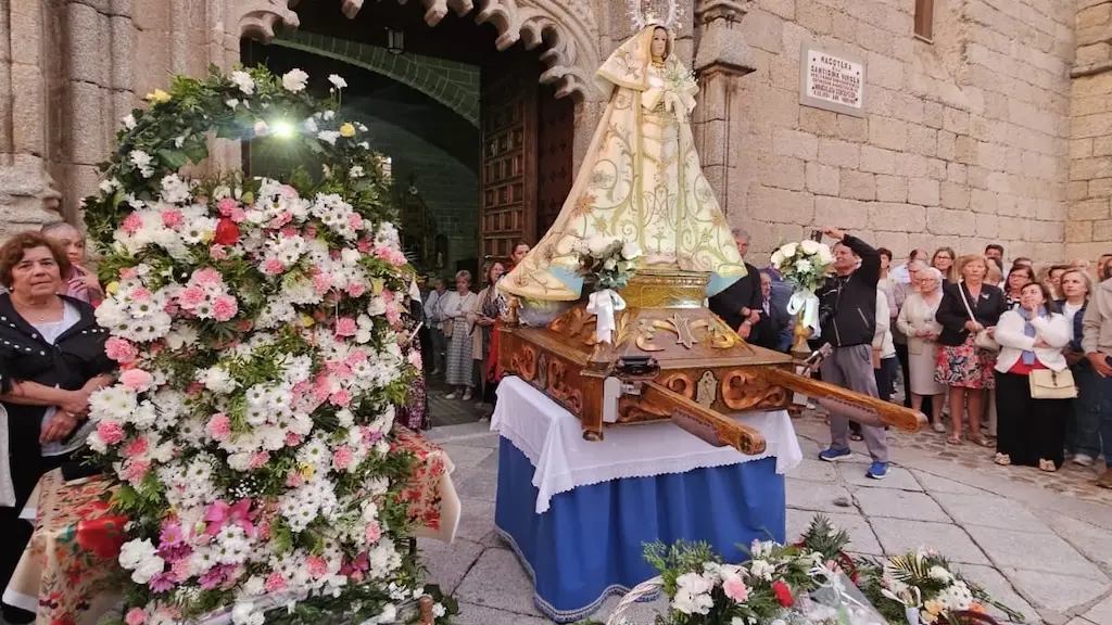 Un momento de la ofrenda floral a la Virgen de la Encina en Macotera.