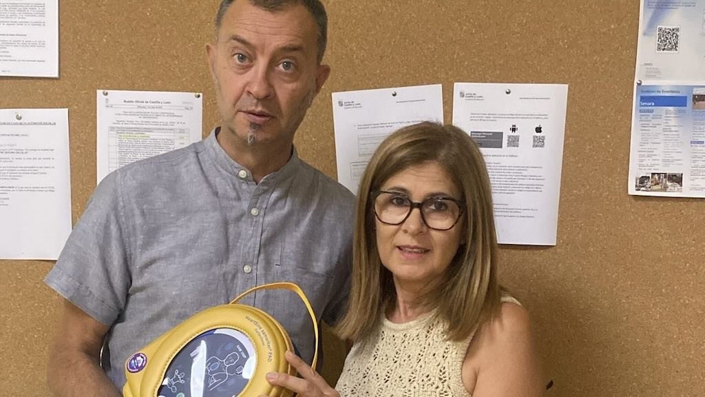 La alcaldesa de Babilafuente Carmen Gómez entregó un desfibrilador al director del IES Senara