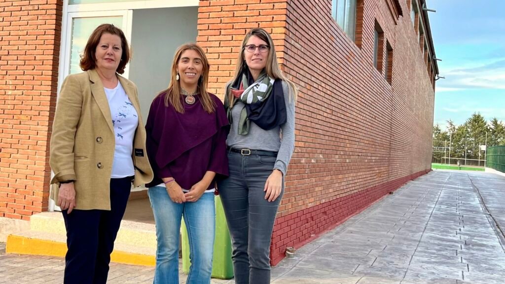 Las concejalas del PP de Peñaranda en el pabellón del polideportivo