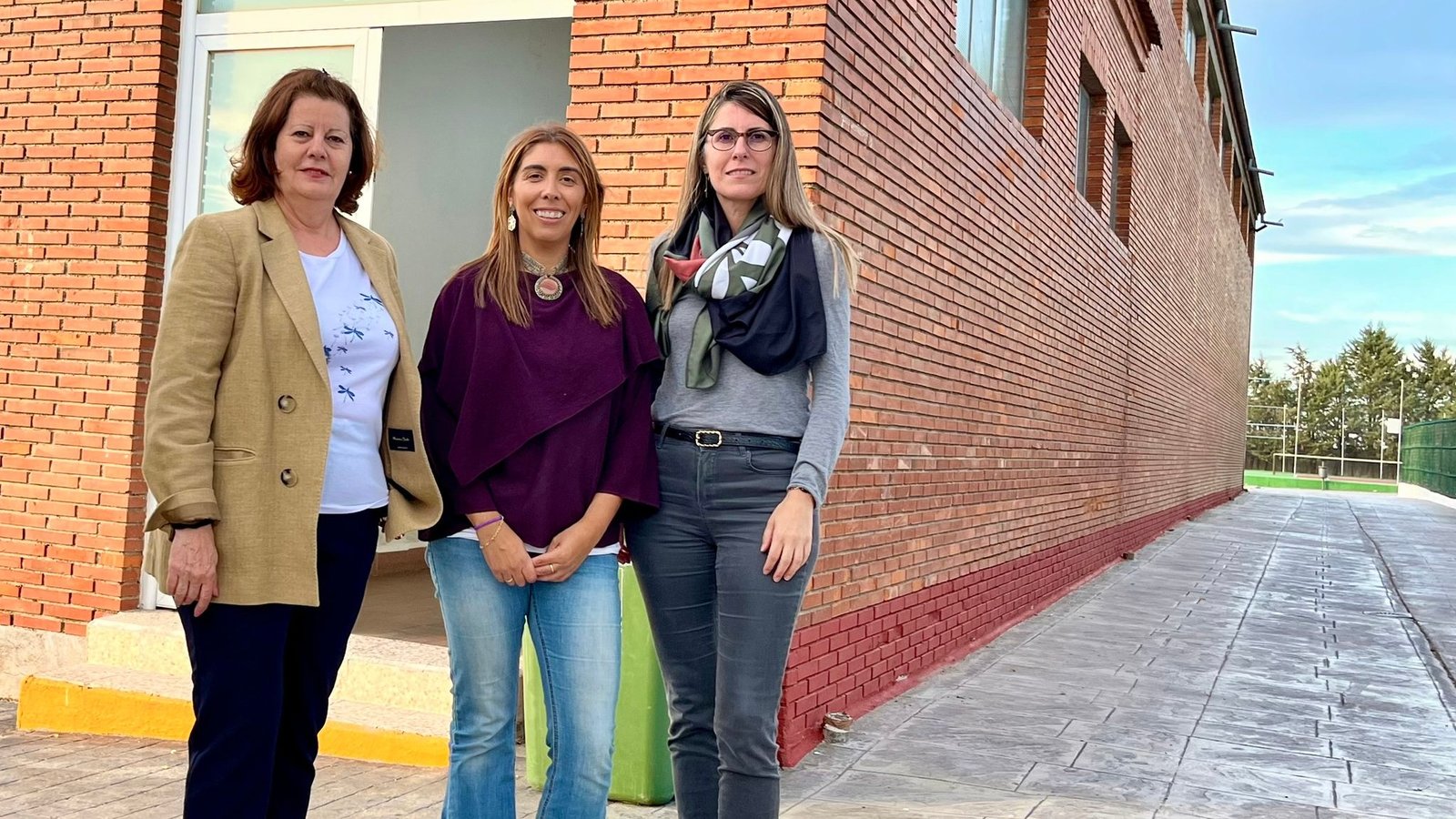 Las concejalas del PP de Peñaranda en el pabellón del polideportivo