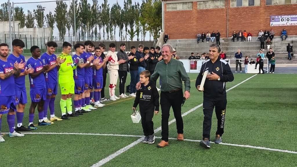 Antonio Sáez, el Rubio, recibe un homenaje del CD Peñaranda.