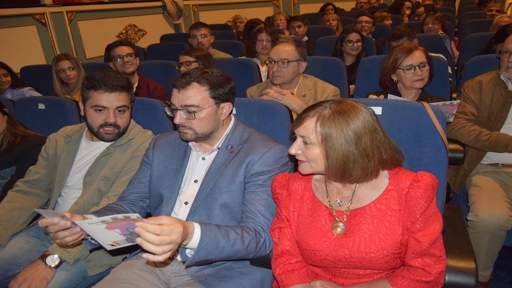 Adrián Barbón junto a la alcaldesa de Peñaranda.