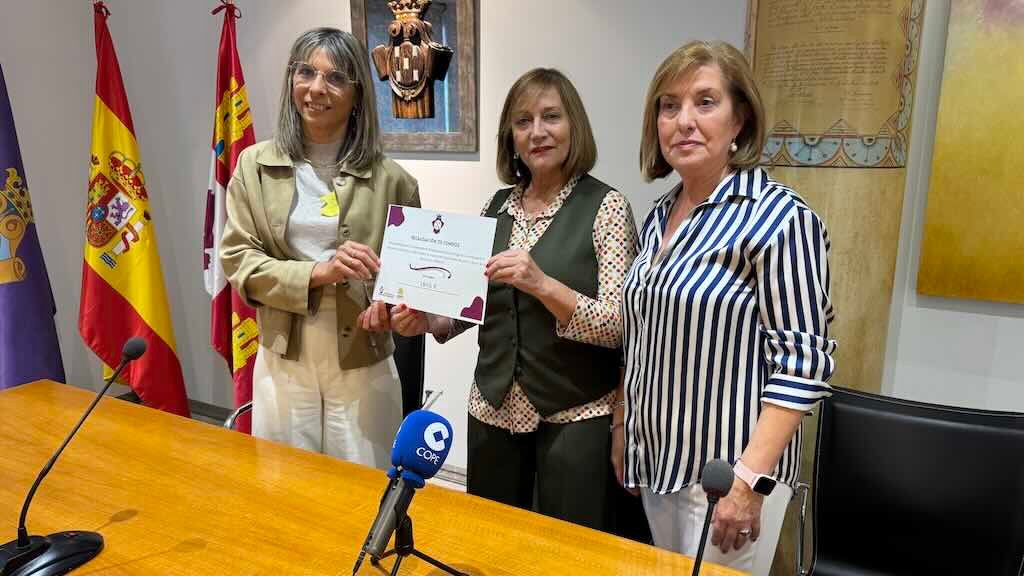 Entrega del dinero recaudado con la paella solidaria de San Miguel