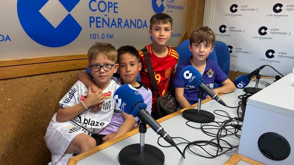 Roberto, Enzo, Yago y Pablo en los estudios del equipo benjamín B del CD Peñaranda de COPE Peñaranda