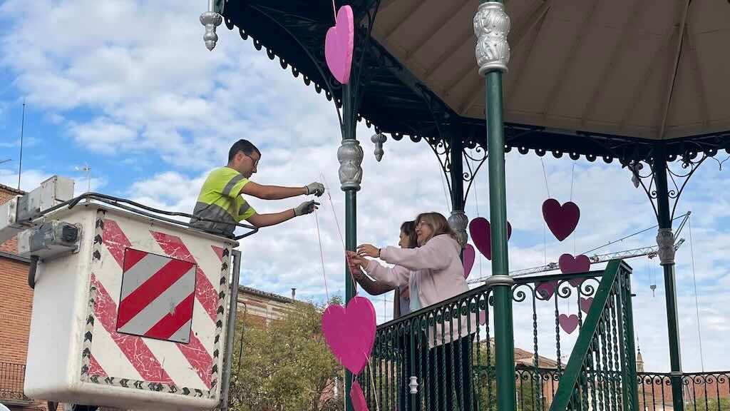 La AECC decora el templete con motivo del Día Mundial del Cáncer de Mama