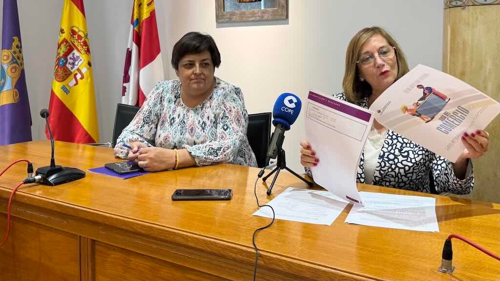 La alcaldesa de Peñaranda ha informado de las iniciativas dirigidas a los comerciantes.