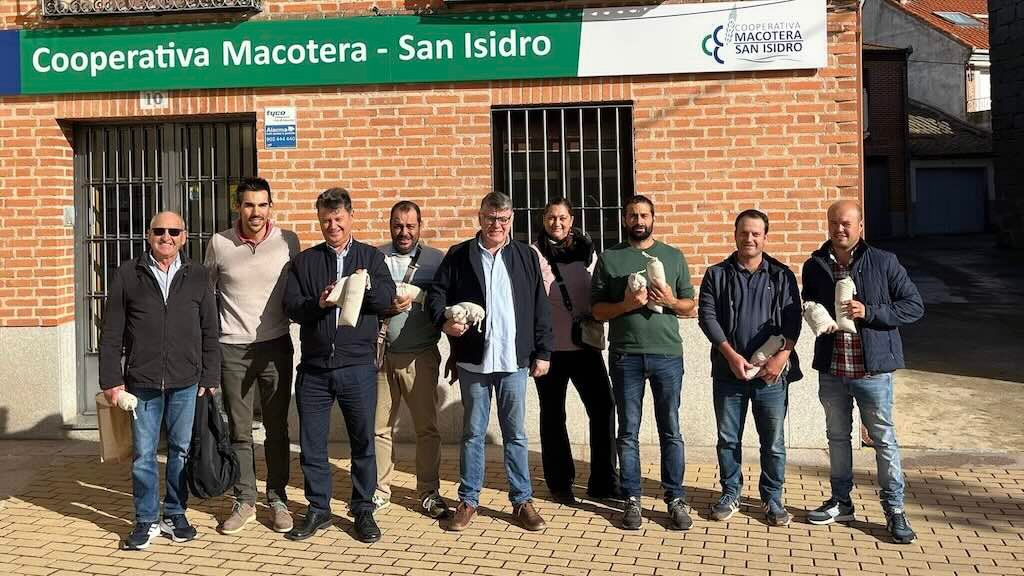 Visita de cooperativistas de Ibiza a la Cooperativa Macotera San Isidro