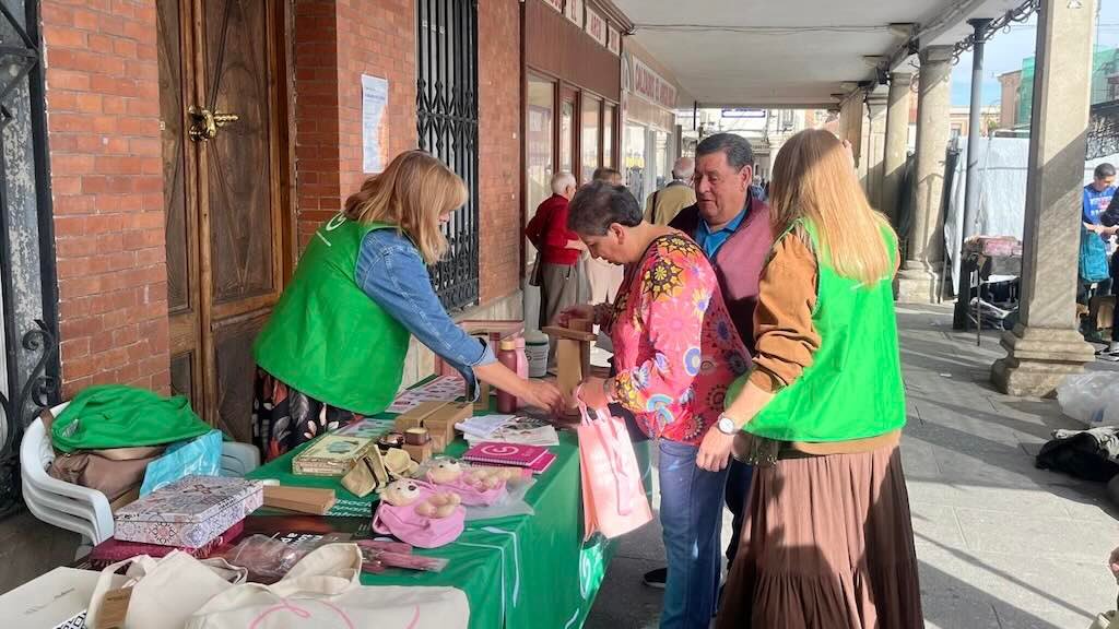 Mesa informativa AECC en Peñaranda con motivo del Día Mundial del Cáncer de Mama