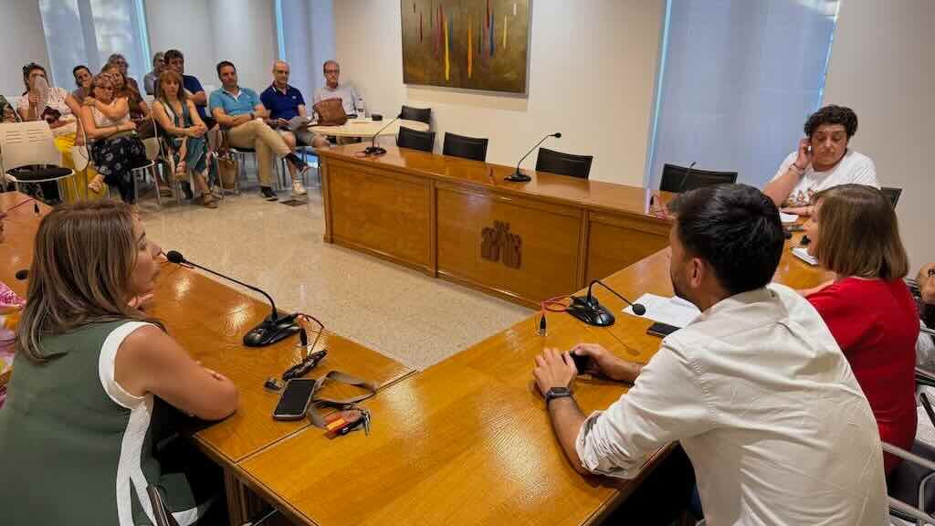 Fotografía de archivo de una reunión del Ayuntamiento con el comercio.