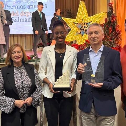Carmen Ávila junto a los premiados.
