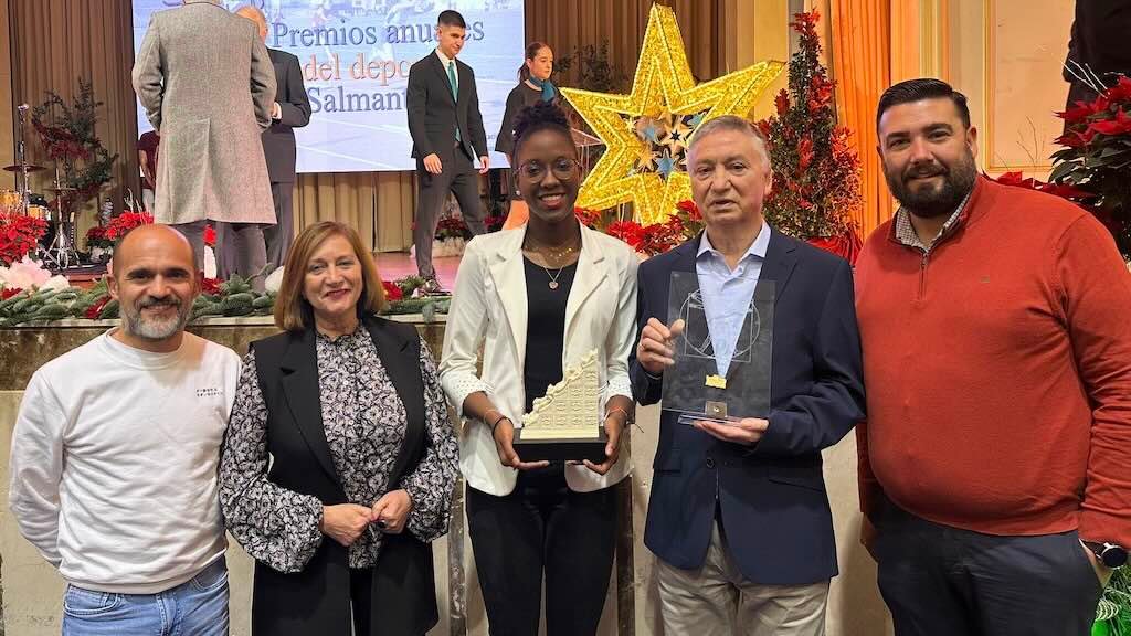 Carmen Ávila junto a los premiados.