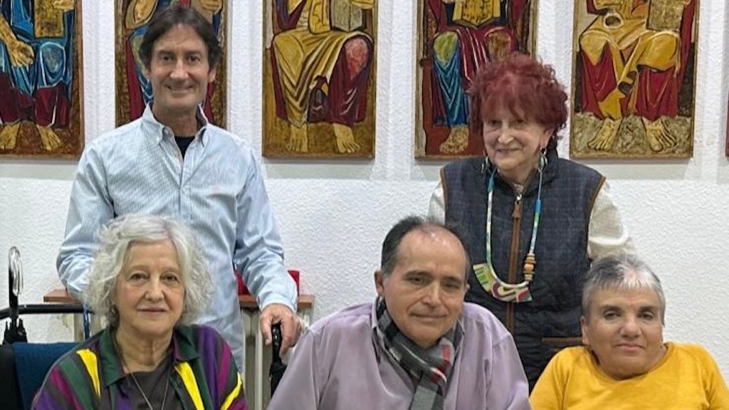 Tino junto a Lauren Sevillano y otros miembros de la Frater.