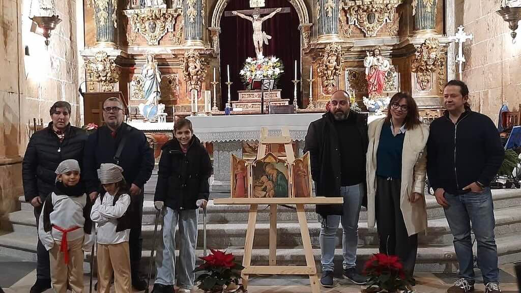 Grupo de personas en una iglesia.