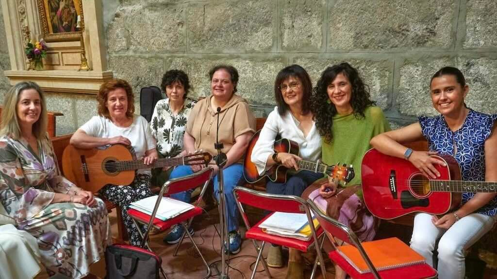 Grupo de mujeres del coro parroquial de Peñaranda tocando guitarras