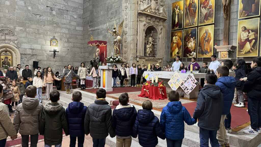 Niños en una celebración en la parroquia de Peñaranda