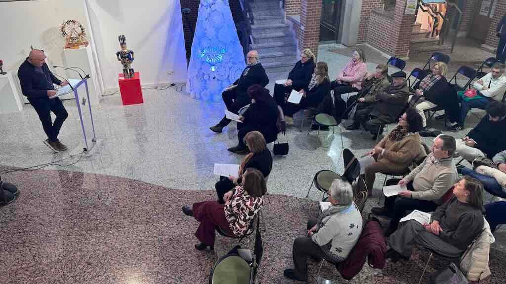 Lectores durante la lectura en voz alta de la biblioteca