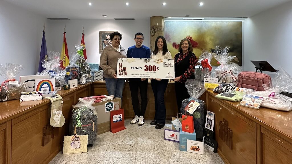 Entrega premios de la Gran cesta del comercio local