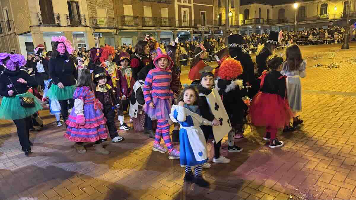 El desfile de Carnaval desata una fiesta inolvidable en las calles de Peñaranda 5 IMG 7995