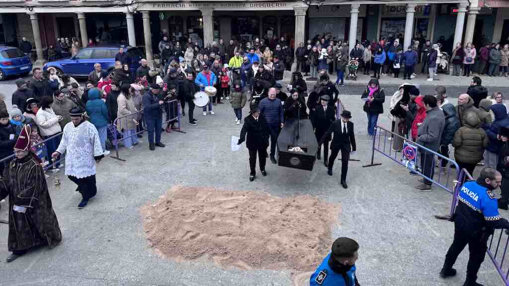 Multitud observando el entierro de la sardina en Peñaranda