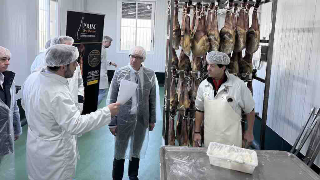 El presidente de la Diputación destaca el talento rural y el crecimiento empresarial en su visita a Macotera 3 IMG 8126